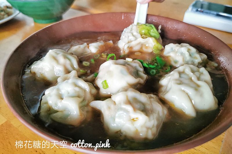 台中牛肉麵|龍華閣招牌三合一內含超大餛飩！結果水餃也大到嚇人