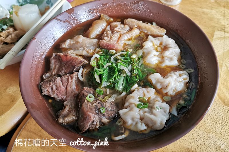 台中牛肉麵|龍華閣招牌三合一內含超大餛飩！結果水餃也大到嚇人