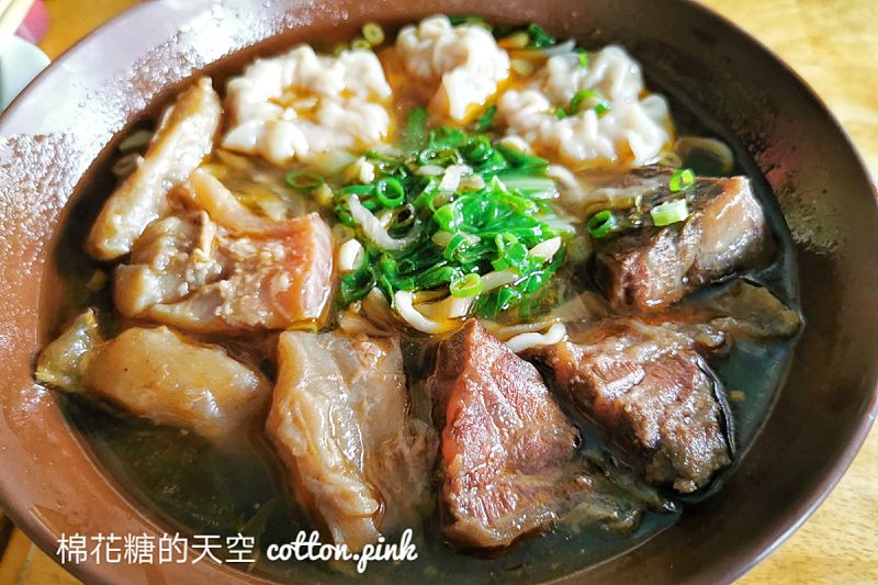 台中牛肉麵|龍華閣招牌三合一內含超大餛飩！結果水餃也大到嚇人
