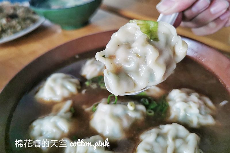 台中牛肉麵|龍華閣招牌三合一內含超大餛飩！結果水餃也大到嚇人