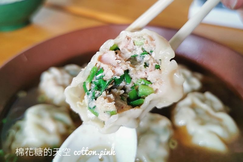 台中牛肉麵|龍華閣招牌三合一內含超大餛飩！結果水餃也大到嚇人