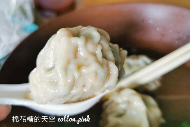 台中牛肉麵|龍華閣招牌三合一內含超大餛飩！結果水餃也大到嚇人