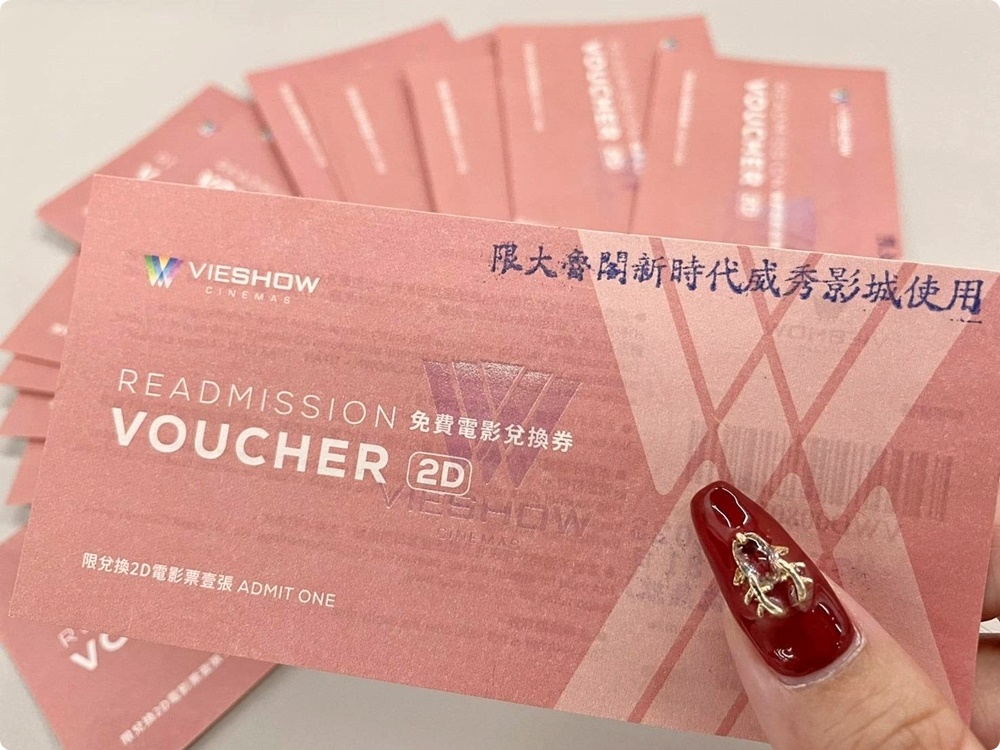 台中室內最高聖誕樹亮燈啦！大魯閣新時代聖誕老公公出任務～整疊電影票帶回家