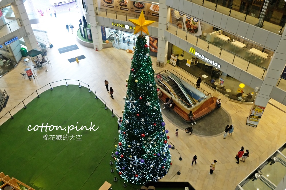 台中室內最高聖誕樹亮燈啦！大魯閣新時代聖誕老公公出任務～整疊電影票帶回家