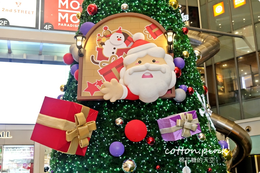 台中室內最高聖誕樹亮燈啦！大魯閣新時代聖誕老公公出任務～整疊電影票帶回家
