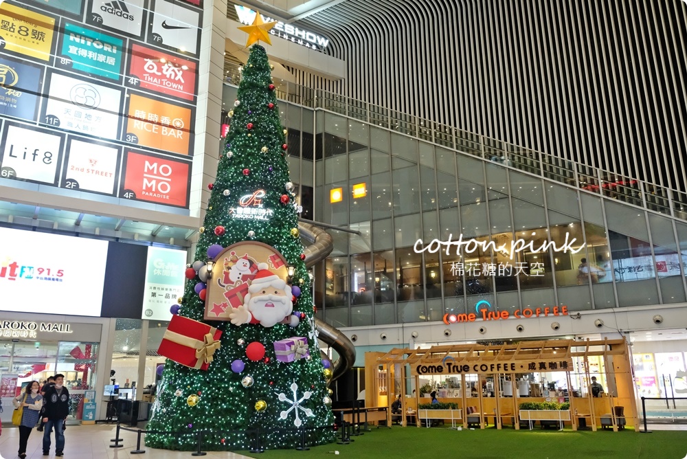 台中室內最高聖誕樹亮燈啦！大魯閣新時代聖誕老公公出任務～整疊電影票帶回家