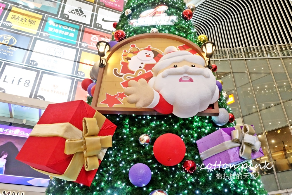 台中室內最高聖誕樹亮燈啦！大魯閣新時代聖誕老公公出任務～整疊電影票帶回家