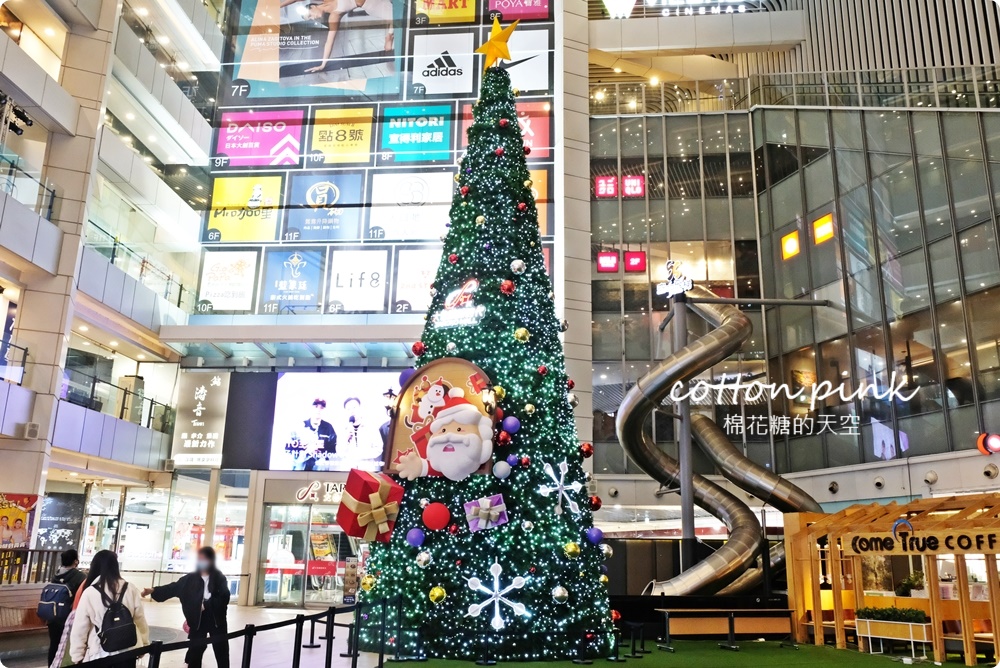 台中室內最高聖誕樹亮燈啦！大魯閣新時代聖誕老公公出任務～整疊電影票帶回家