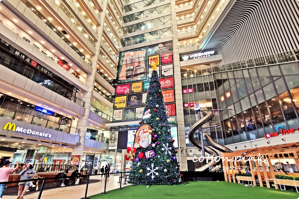 台中室內最高聖誕樹亮燈啦！大魯閣新時代聖誕老公公出任務～整疊電影票帶回家
