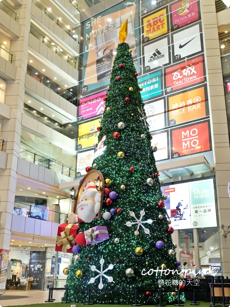 台中室內最高聖誕樹亮燈啦！大魯閣新時代聖誕老公公出任務～整疊電影票帶回家