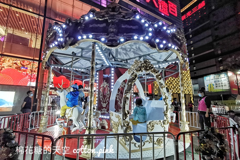 台中聖誕節提早開跑！聖誕樂園十二月改版！聖誕樹華麗上場～櫻花樹掰掰