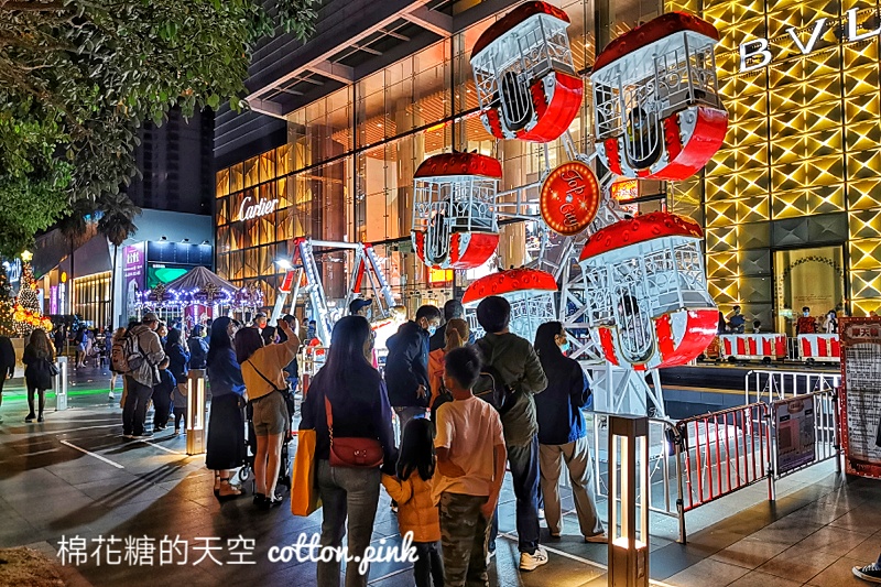 台中聖誕節提早開跑！聖誕樂園十二月改版！聖誕樹華麗上場～櫻花樹掰掰