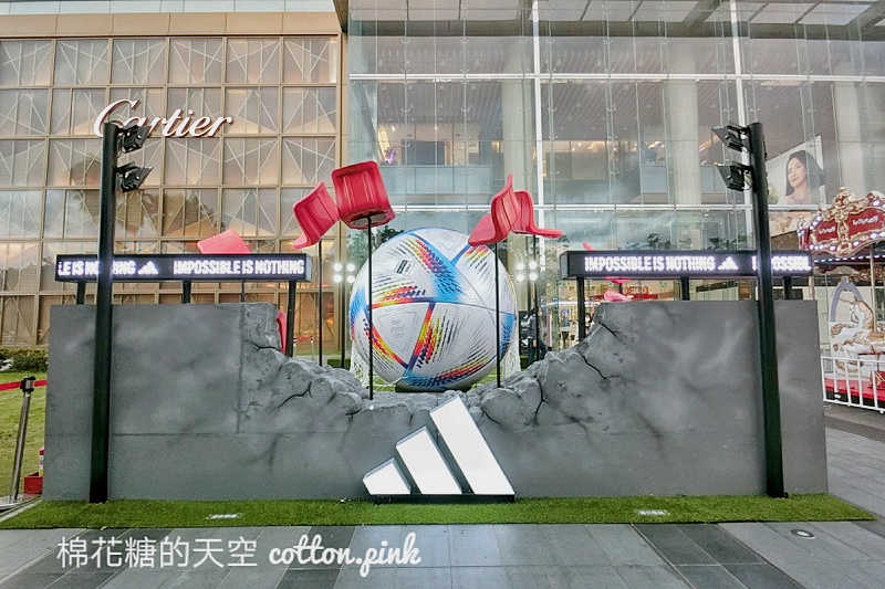 全民瘋世足！放大版足球衝破球門超酷現身大遠百～