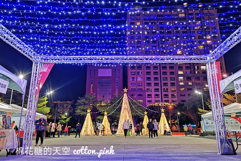 夢幻聖誕樹現身市府廣場！千位聖誕老公公大集合一定要來