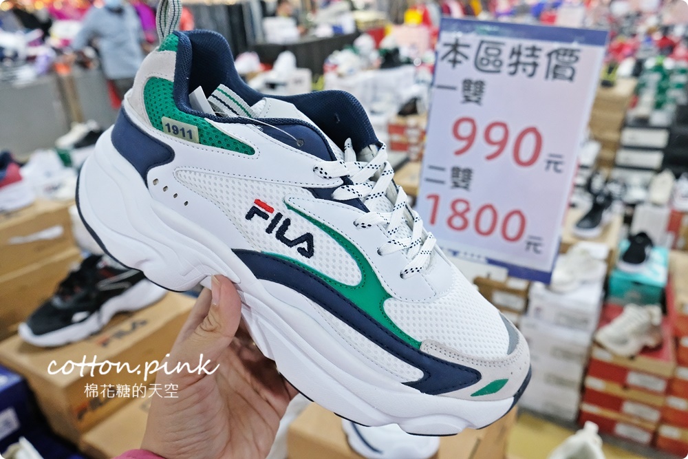 中清路特賣最新進駐超好買～掛著童裝1折招牌結果品牌鞋價格超殺?!