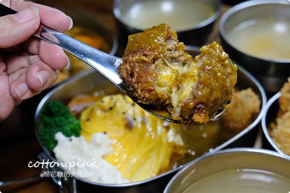 台中忠孝夜市新亮點！咖哩甲班豬排超大一塊～咖哩超濃郁的啦！