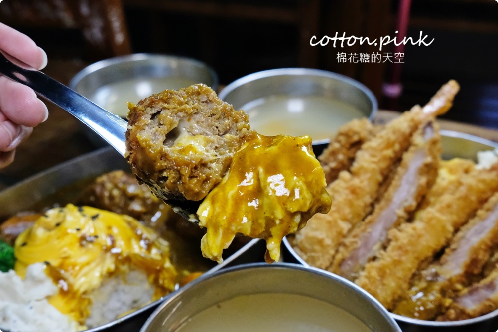 台中忠孝夜市新亮點！咖哩甲班豬排超大一塊～咖哩超濃郁的啦！