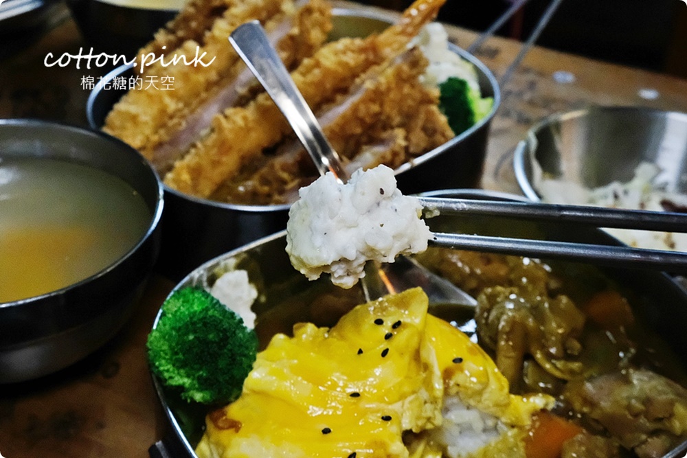 台中忠孝夜市新亮點！咖哩甲班豬排超大一塊～咖哩超濃郁的啦！