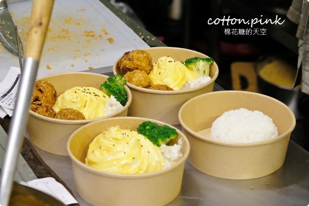 台中忠孝夜市新亮點！咖哩甲班豬排超大一塊～咖哩超濃郁的啦！