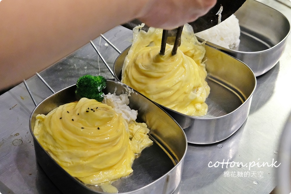 台中忠孝夜市新亮點！咖哩甲班豬排超大一塊～咖哩超濃郁的啦！