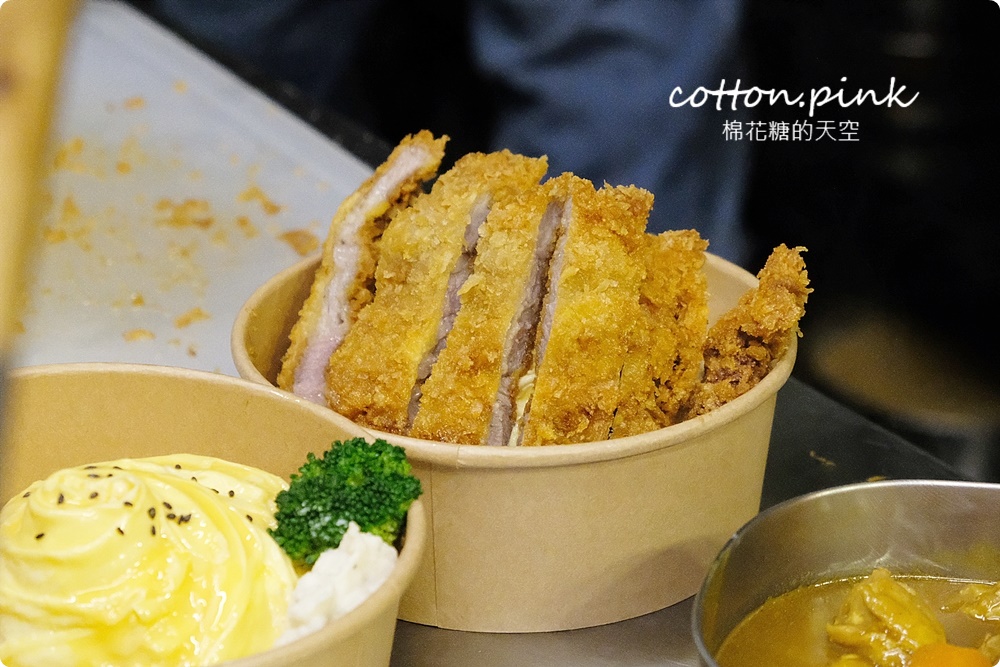 台中忠孝夜市新亮點！咖哩甲班豬排超大一塊～咖哩超濃郁的啦！