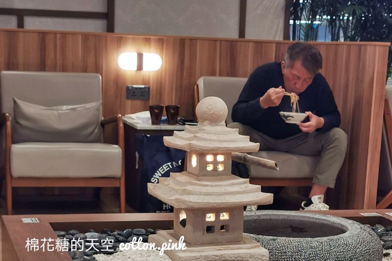 新加坡樟宜機場貴賓室-SATS內部開箱，自己煮叻沙～還有飲料、南洋料理