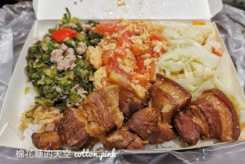 西屯路無名焢肉飯、炒麵用餐時段超人氣！焢肉飯、炒麵看了流口水