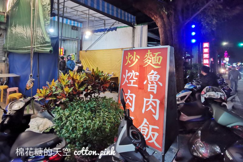 西屯路無名焢肉飯、炒麵用餐時段超人氣！焢肉飯、炒麵看了流口水