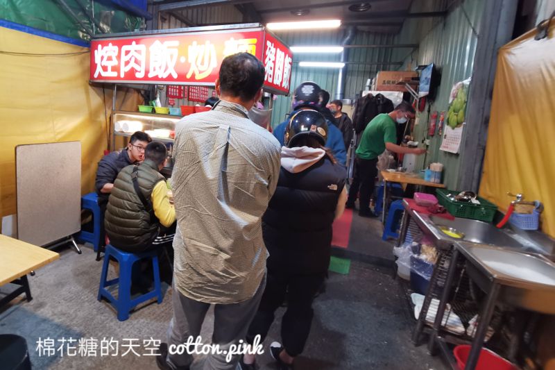 西屯路無名焢肉飯、炒麵用餐時段超人氣！焢肉飯、炒麵看了流口水