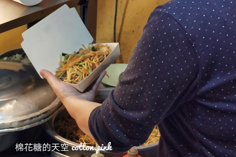 西屯路無名焢肉飯、炒麵用餐時段超人氣！焢肉飯、炒麵看了流口水