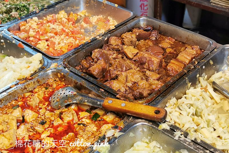 西屯路無名焢肉飯、炒麵用餐時段超人氣！焢肉飯、炒麵看了流口水