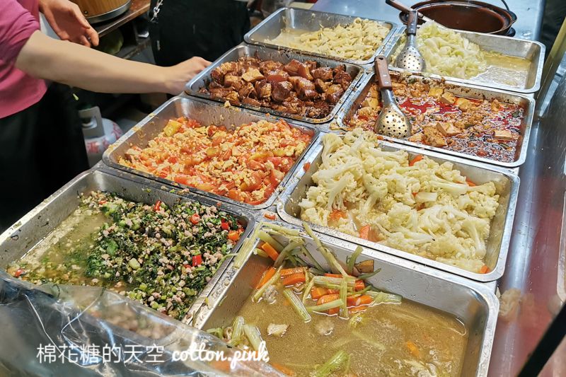 西屯路無名焢肉飯、炒麵用餐時段超人氣！焢肉飯、炒麵看了流口水