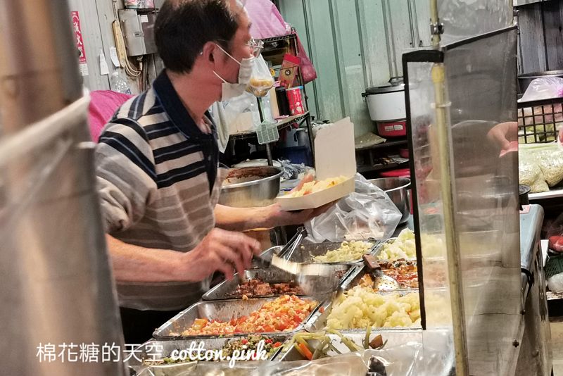 西屯路無名焢肉飯、炒麵用餐時段超人氣！焢肉飯、炒麵看了流口水