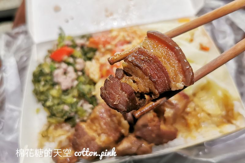 西屯路無名焢肉飯、炒麵用餐時段超人氣！焢肉飯、炒麵看了流口水