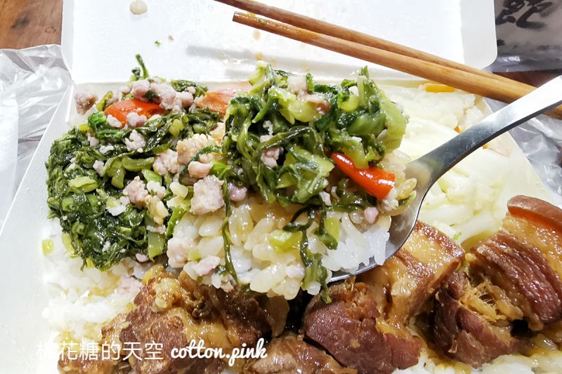 西屯路無名焢肉飯、炒麵用餐時段超人氣！焢肉飯、炒麵看了流口水