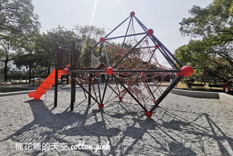 台中大里環保公園遊樂設施不一樣！小有挑戰性～還有沙坑小朋友最愛