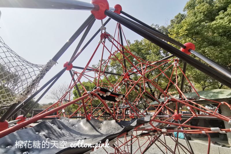 台中大里環保公園遊樂設施不一樣！小有挑戰性～還有沙坑小朋友最愛