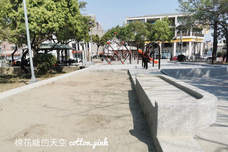 台中大里環保公園遊樂設施不一樣！小有挑戰性～還有沙坑小朋友最愛