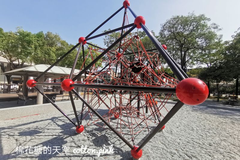 台中大里環保公園遊樂設施不一樣！小有挑戰性～還有沙坑小朋友最愛
