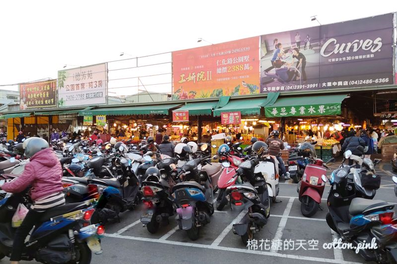 台中大里黃昏市場超人氣壽司攤！現做花壽司銅板價～口味超多！