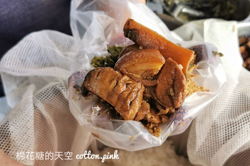 台中太平超狂爌肉飯糰超大顆！臻味登飯糰直接把爌肉包進飯糰裡