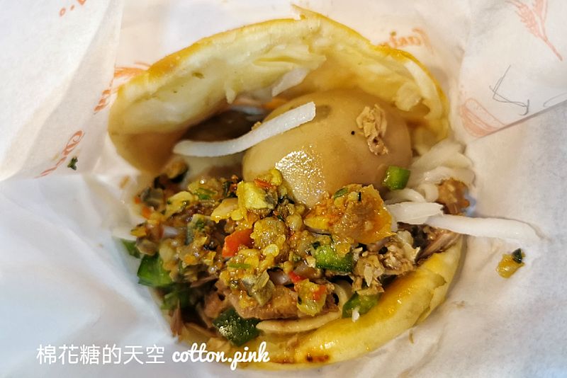 旱溪夜市也有肉夾饃啦！潼酥脆肉夾饃內餡實在～特製辣椒必加