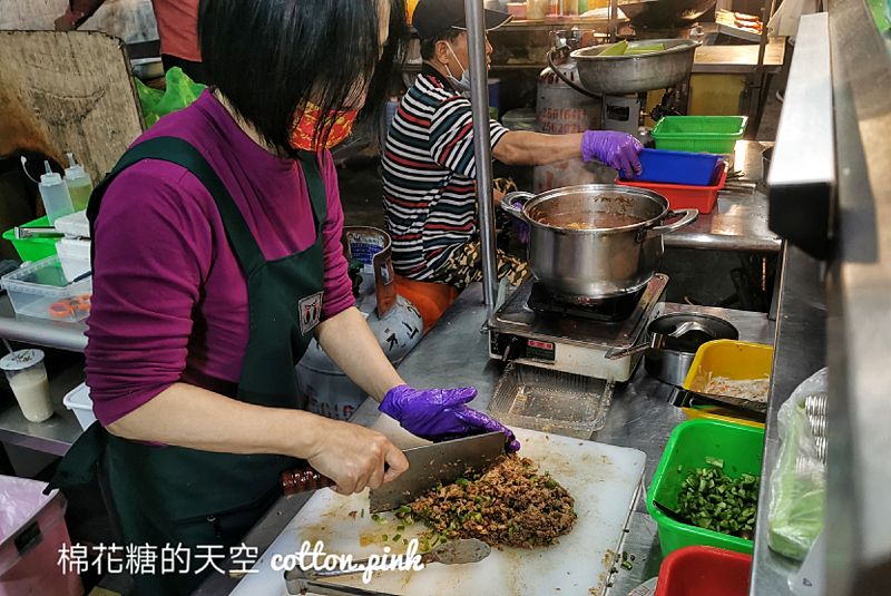 旱溪夜市也有肉夾饃啦！潼酥脆肉夾饃內餡實在～特製辣椒必加