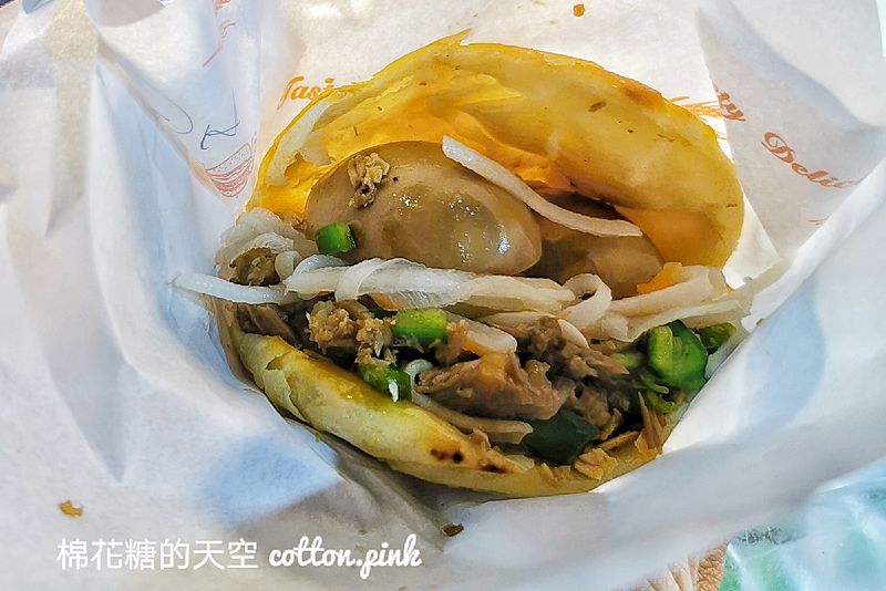 旱溪夜市也有肉夾饃啦！潼酥脆肉夾饃內餡實在～特製辣椒必加