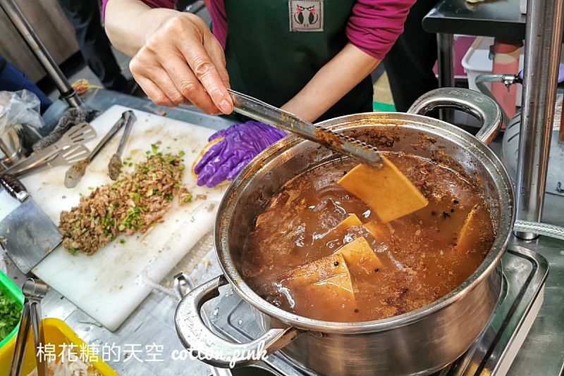旱溪夜市也有肉夾饃啦！潼酥脆肉夾饃內餡實在～特製辣椒必加