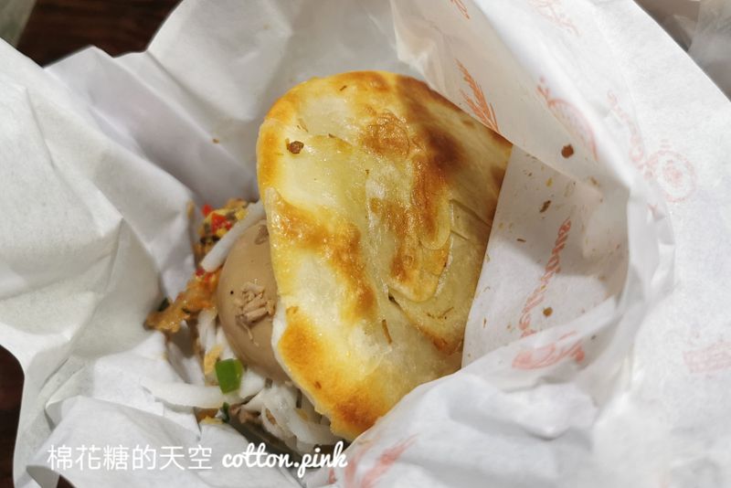 旱溪夜市也有肉夾饃啦！潼酥脆肉夾饃內餡實在～特製辣椒必加