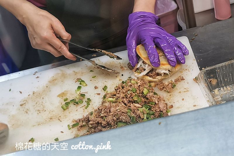 旱溪夜市也有肉夾饃啦！潼酥脆肉夾饃內餡實在～特製辣椒必加