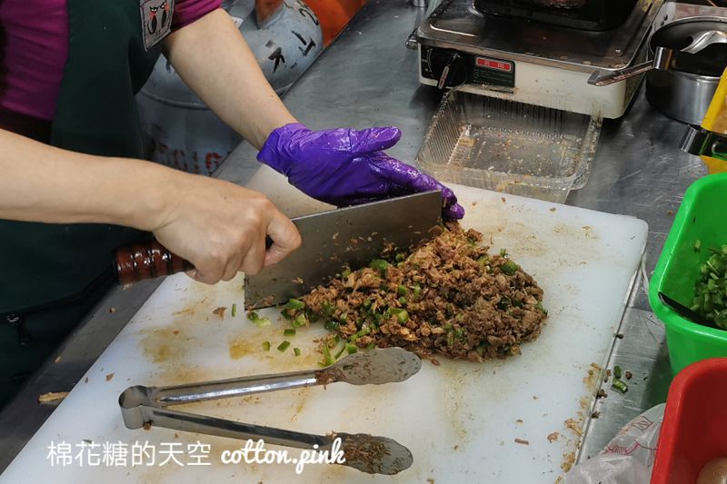 旱溪夜市也有肉夾饃啦！潼酥脆肉夾饃內餡實在～特製辣椒必加