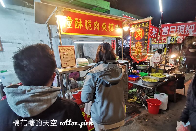 旱溪夜市也有肉夾饃啦！潼酥脆肉夾饃內餡實在～特製辣椒必加
