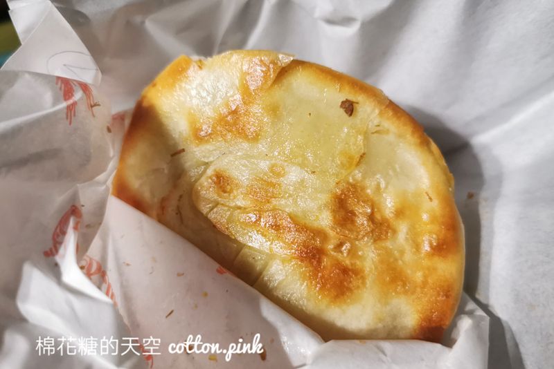 旱溪夜市也有肉夾饃啦！潼酥脆肉夾饃內餡實在～特製辣椒必加